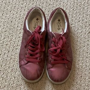 Secret Celebrity “Felicity” Pearlized Ruby Red Casual Lace-Up Sneakers W 8